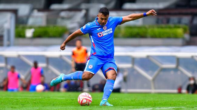 En Cruz Azul evalúan la salida de Iván Morales