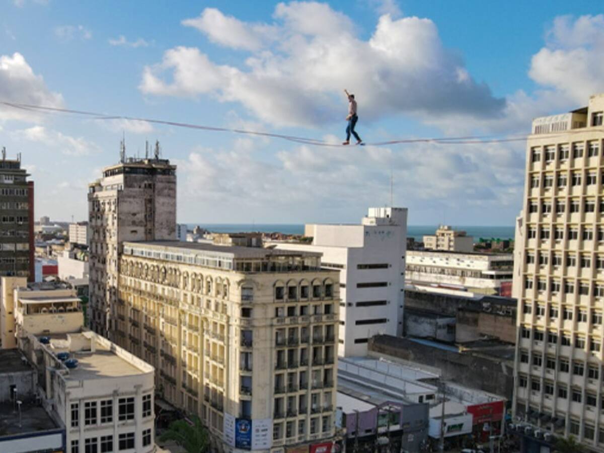 Las imágenes del equilibrista francés que logró cruzar la Alameda a 50 metros de altura