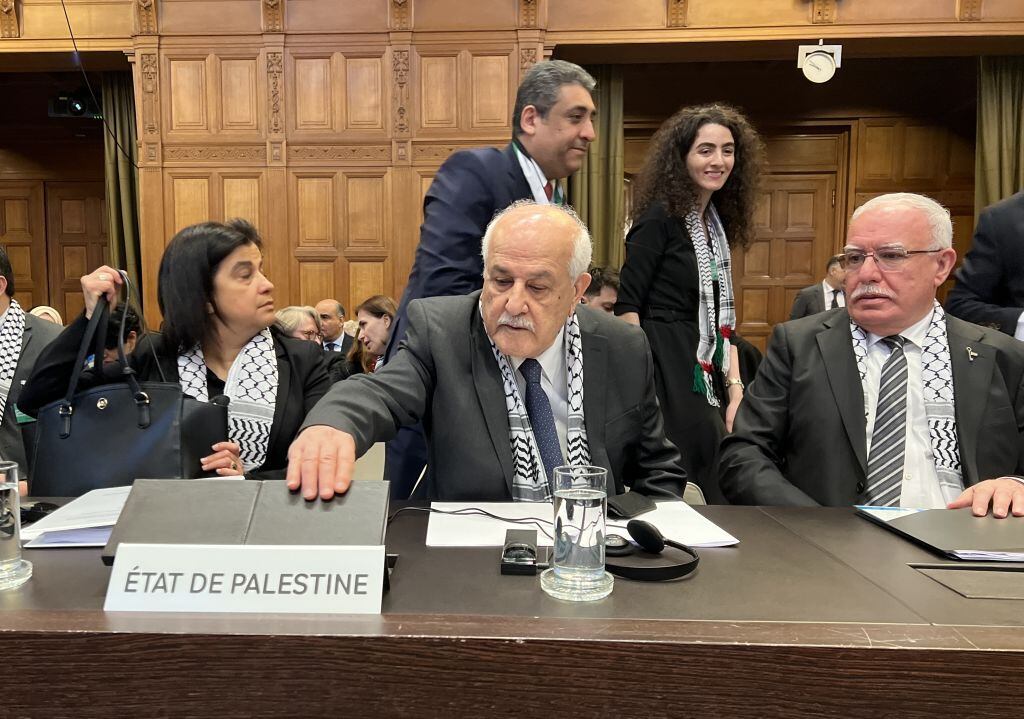 El ministro de relaciones exteriores de Palestina, Riyad al-Maliki, se presenta ante la Corte Internacional de Justicia, en la ciudad de La Haya en Países Bajos.