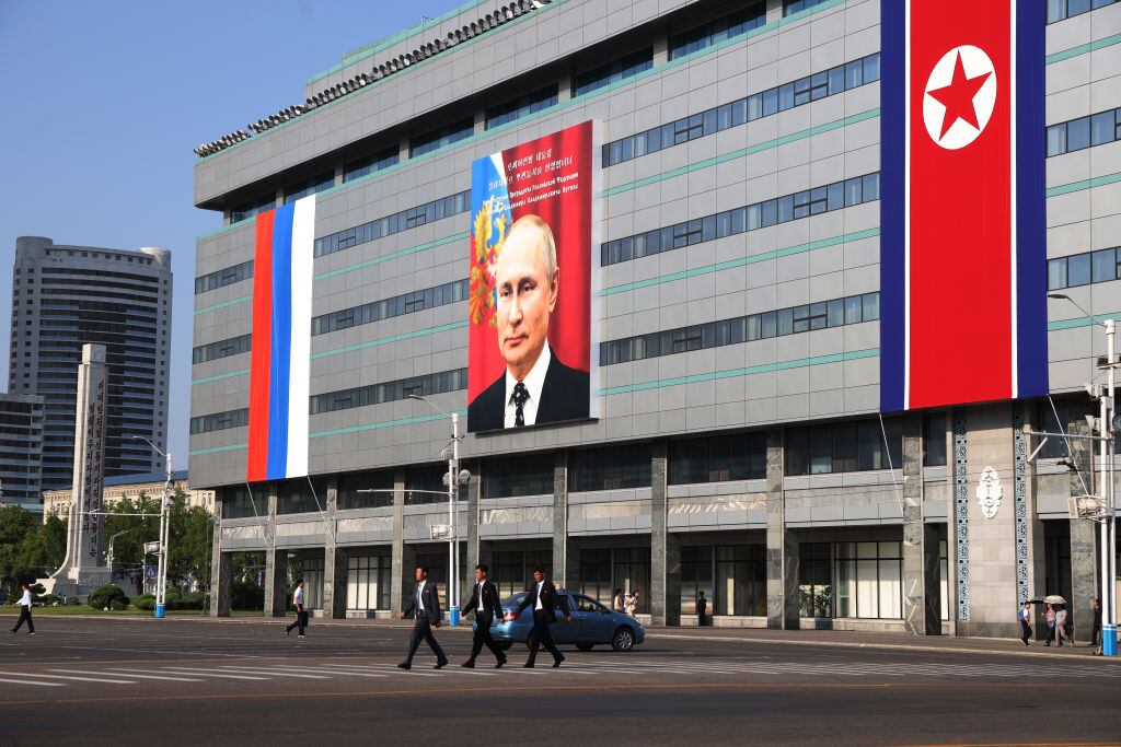 La ciudad de Pyongyang con un lienzo del rostro del presidente ruso Vladimir Putin, quien visitó Corea del Norte.