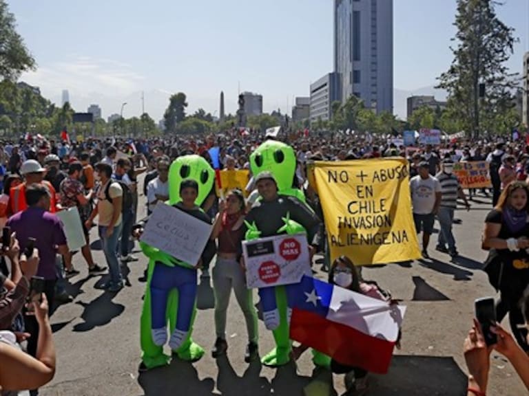 Ciudadanos protestaron desnudos en el monumento a Manuel Baquedano
