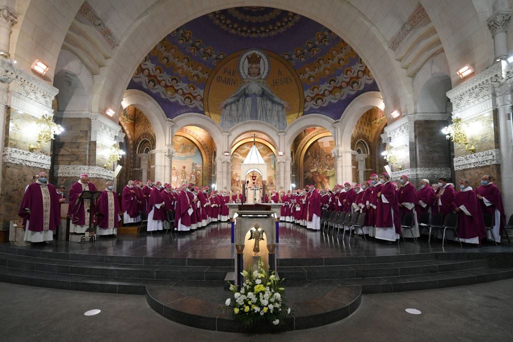 Los integrantes de la Conferencia de Obispos de Francia en Lourdes