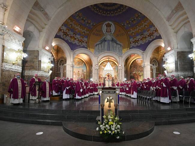 Los integrantes de la Conferencia de Obispos de Francia en Lourdes