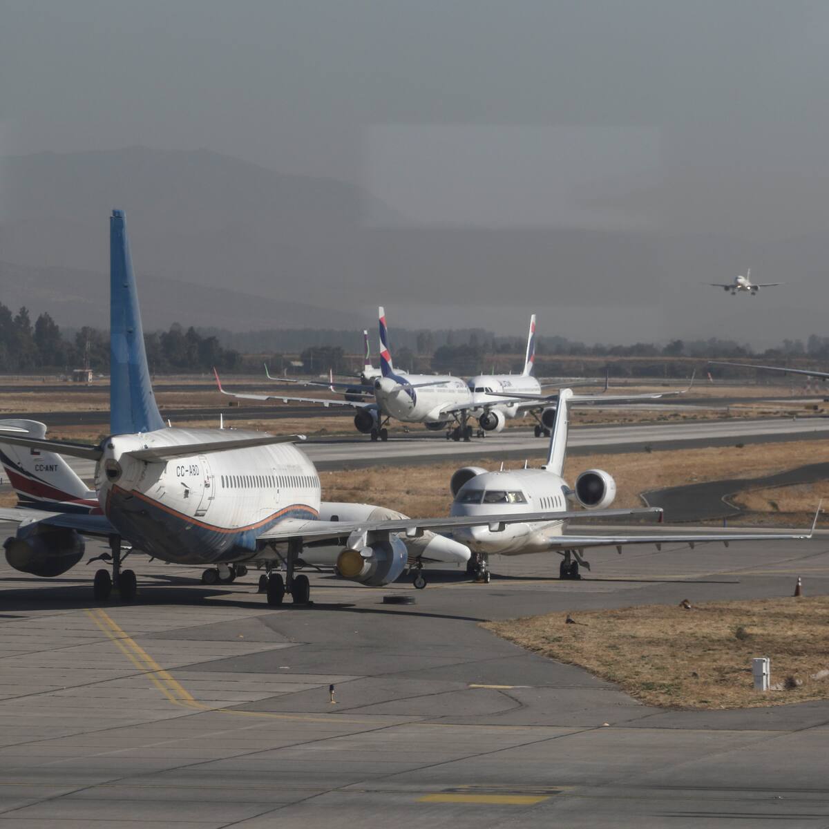 “Sentimos un golpe muy fuerte”: pasajero narra el inédito choque entre dos aviones en Aeropuerto de Santiago