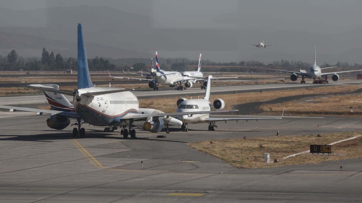 Aeropuerto de Santiago operará con una sola pista: fechas del cierre y recomendaciones para los usuarios