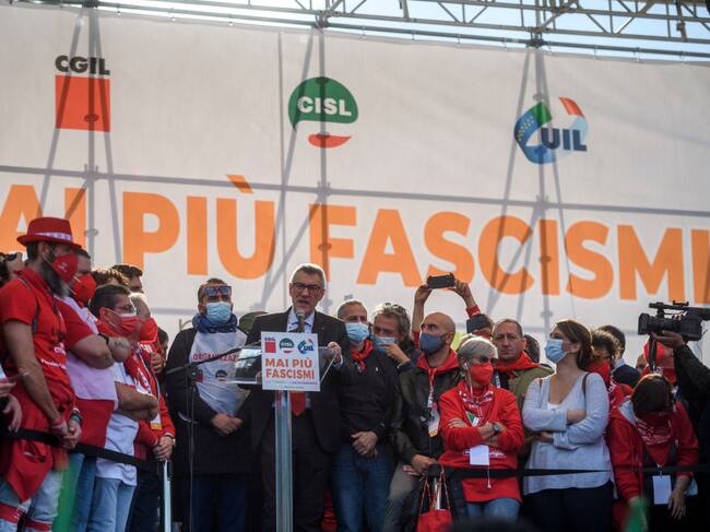 El líder sindical Maurizio Landini habla ante la multitud en Roma