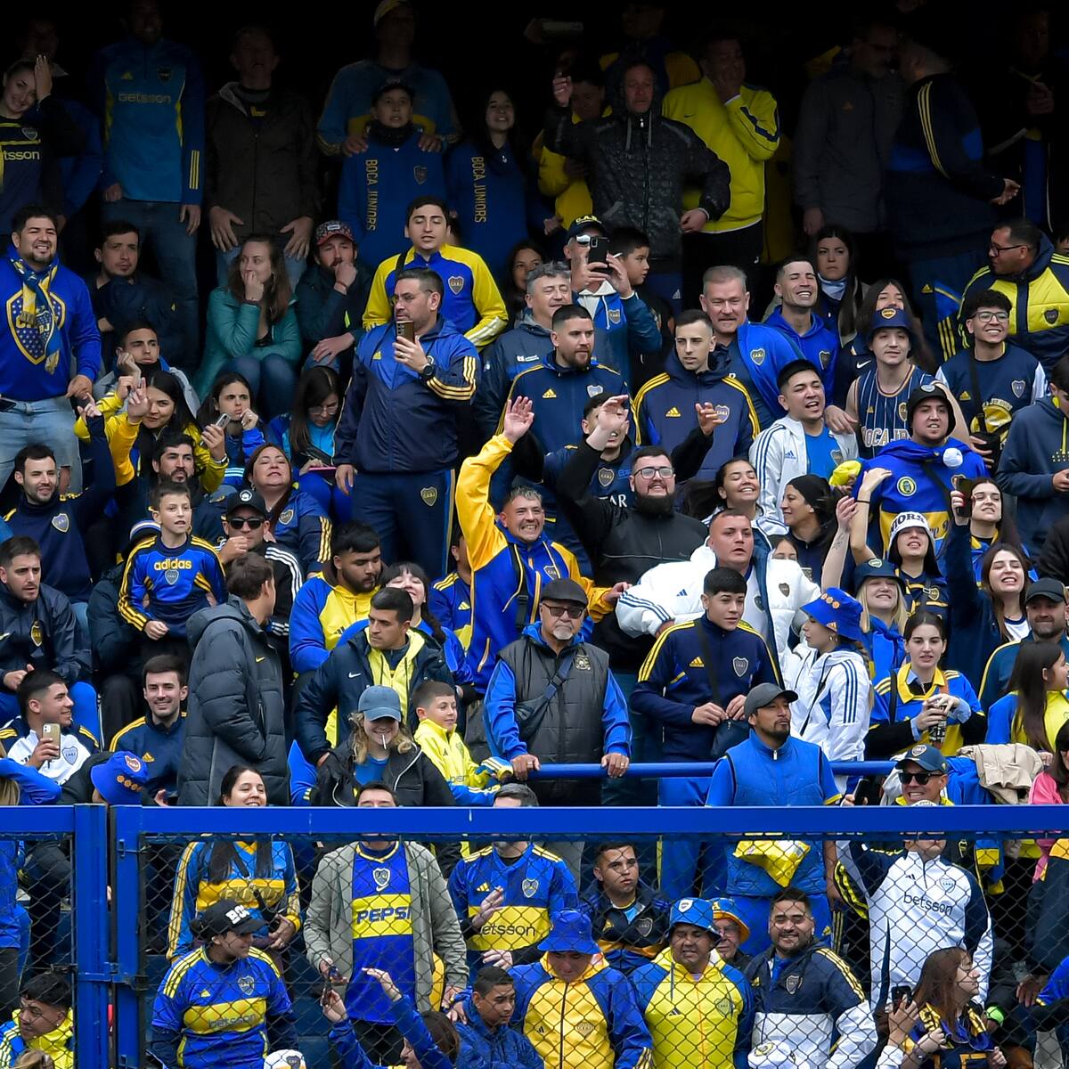 Se llama ‘Tadeo Xeneize’: Hincha de Boca llevó con tan solo tres días de nacido a su hijo a La Bombonera