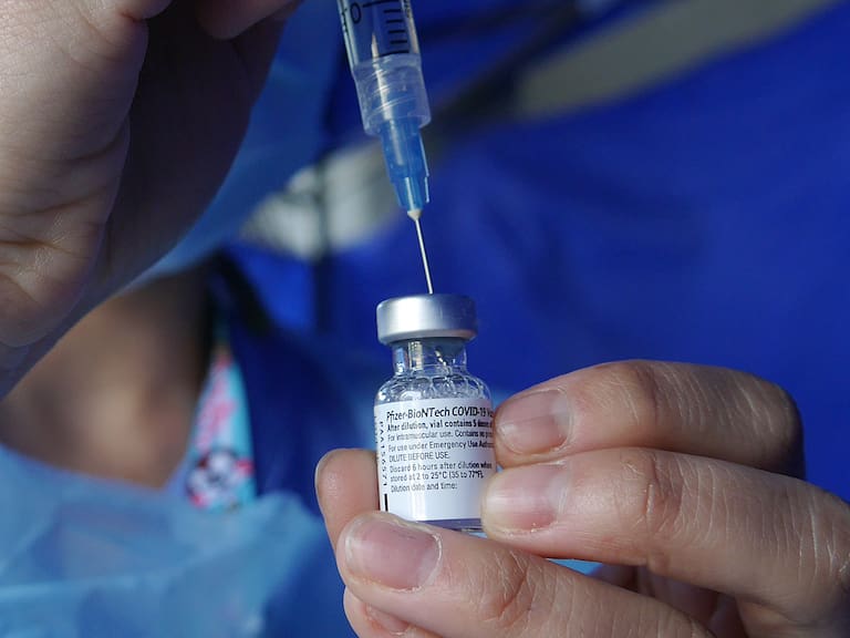 22 DE MARZO DEL 2020 / VIÑA DEL MAR Enfermera  realiza el proceso de vacunación contra el Covid-19 con vacuna Pfizer en el Estadio Sausalito.
FOTO: SANTIAGO MORALES / AGENCIA UNO