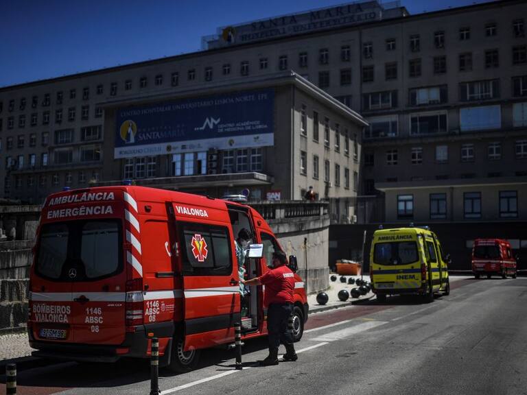 Ambulancias trasladan pacientes con covid-19 al hospital Santa Maria de Portugal