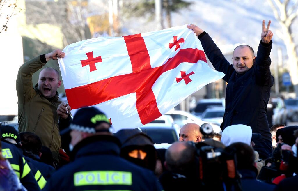Nika Melia porta la bandera de Georgia cuando es arrestado