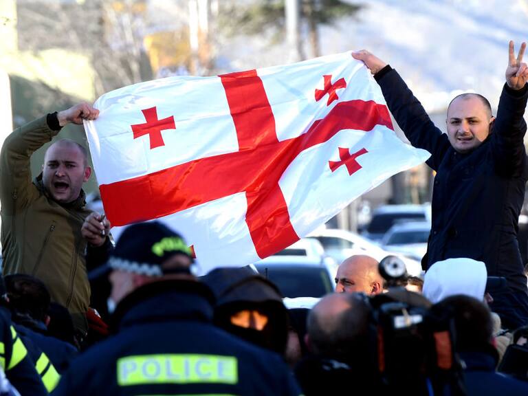 Nika Melia porta la bandera de Georgia cuando es arrestado