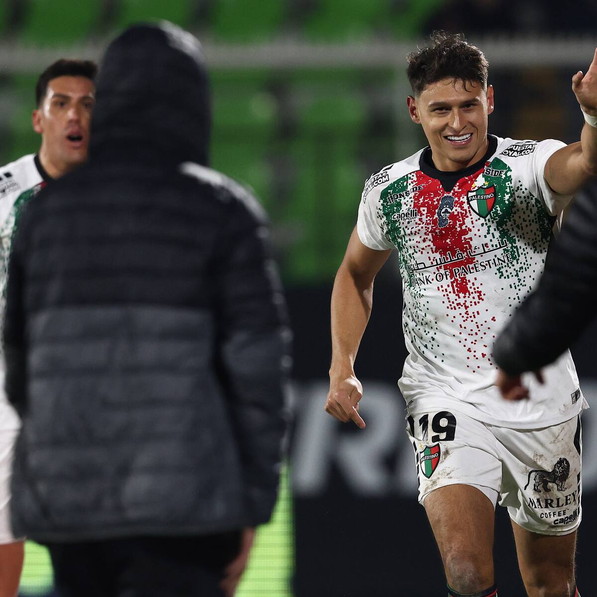 Con un golazo de otro partido, Palestino remonta ante el campeón del fútbol chileno y se mete en el grupo de escoltas de Colo Colo