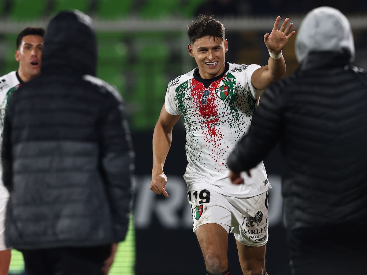 Con un golazo de otro partido, Palestino remonta ante el campeón del fútbol chileno y se mete en el grupo de escoltas de Colo Colo
