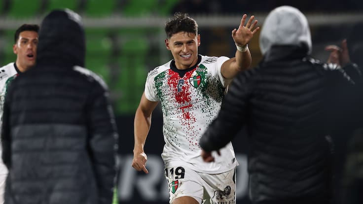 Con un golazo de otro partido, Palestino remonta ante el campeón del fútbol chileno y se mete en el grupo de escoltas de Colo Colo