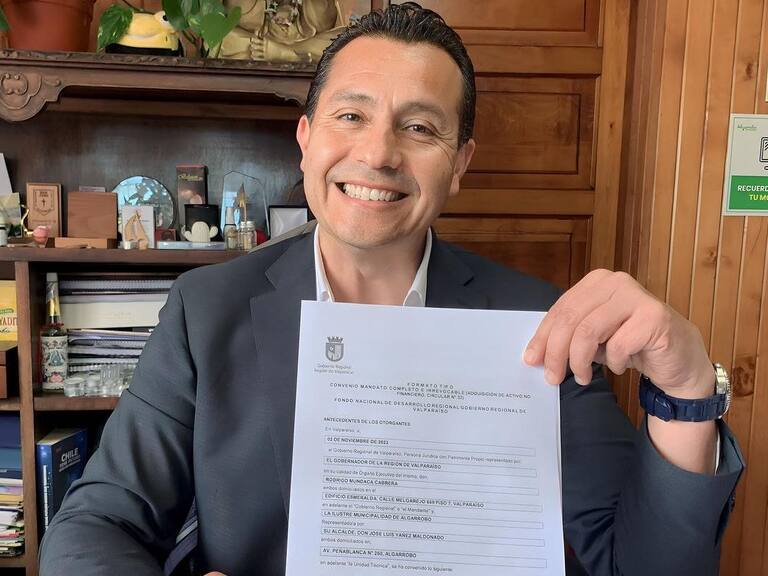 Los millonarios contratos para tramitar permisos de circulación que complican al alcalde de Algarrobo