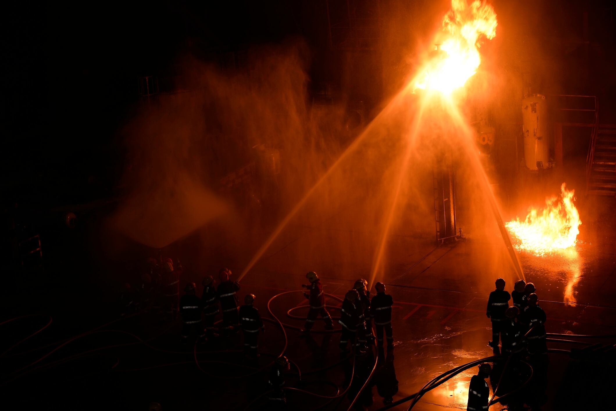 Imagen referencial de un cuerpo de bomberos combatiendo un incendio