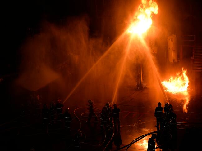 Imagen referencial de un cuerpo de bomberos combatiendo un incendio