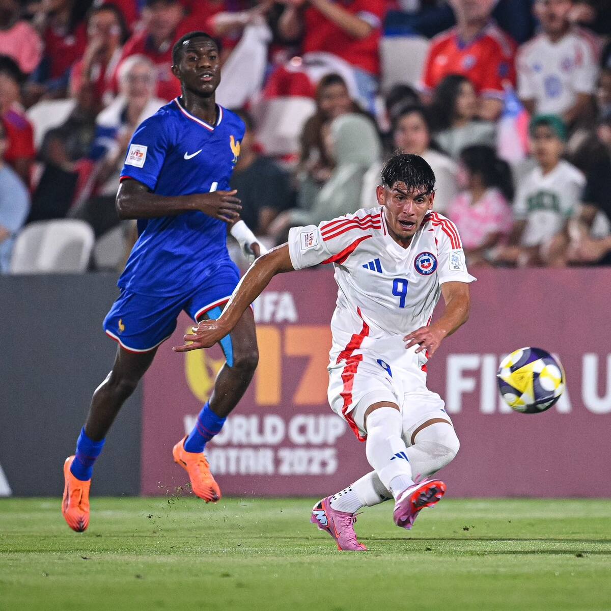 Francia saca a relucir su juego en balón detenido para amargar el debut de Chile en el Mundial Sub 17
