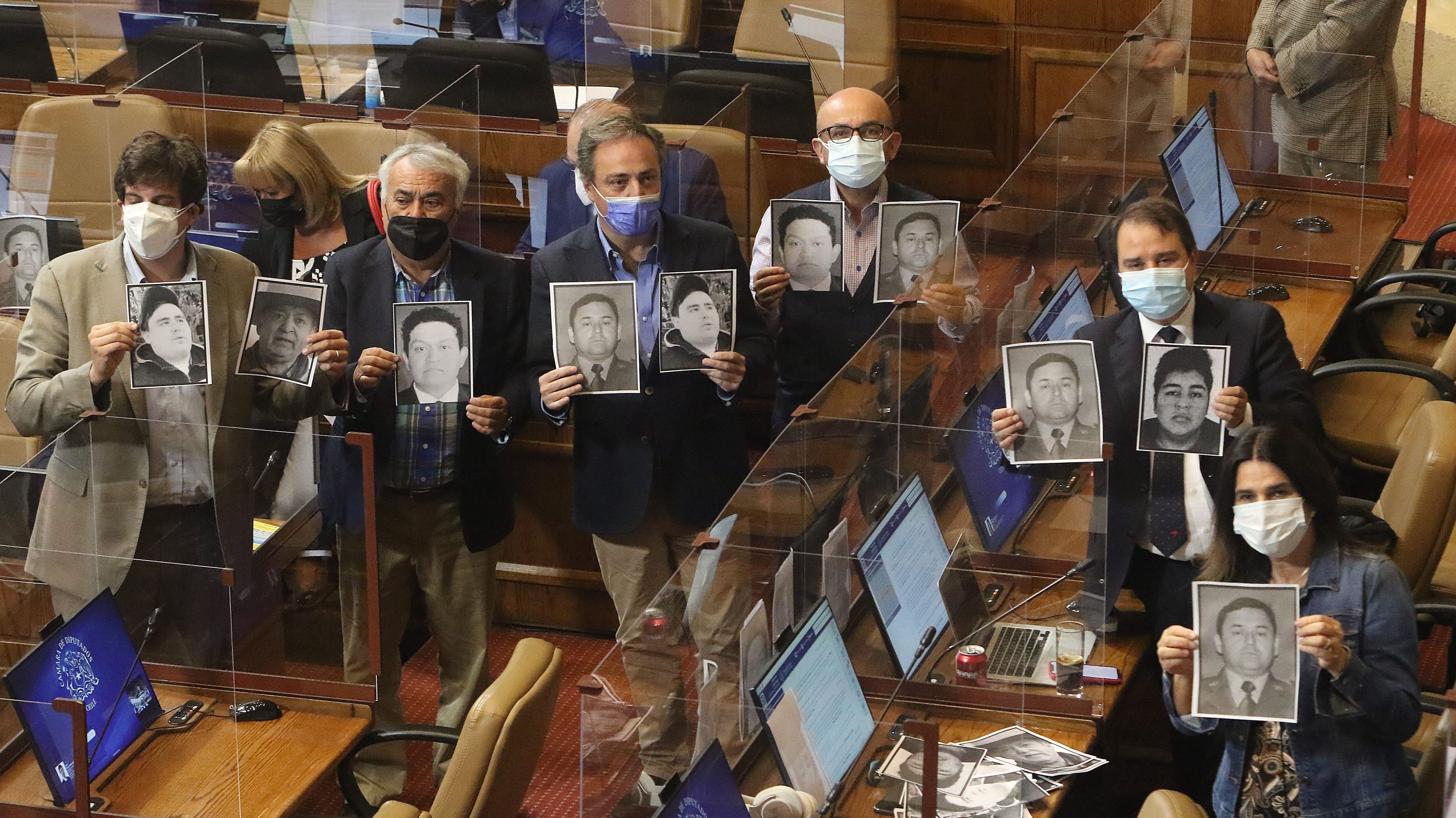 26 DE ENERO DE 2022/VALPARAISO Diputados de Renovación Nacional muestran imágenes de personas fallecidas en la Región de la Araucanía en los últimos días, durante la Sesión de Sala de la Cámara de Diputados, que revisa el proyecto que crea una Pensión Garantizada Universal. 
FOTO: LEONARDO RUBILAR CHANDIA/AGENCIAUNO