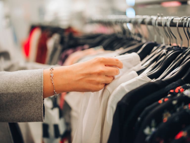 Tras confirmar su cierre definitivo: tienda de ropa anuncia remate total con prendas desde los $500