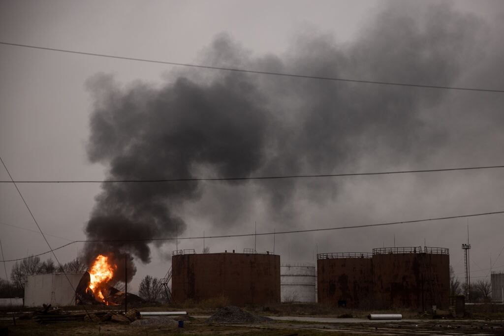 El fuego sale de una refinería en Jersón del territorio de Ucrania