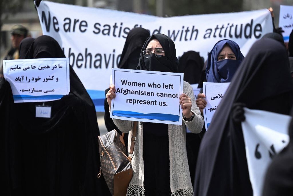 Mujeres se manifiestan frente a una universidad en Kabul