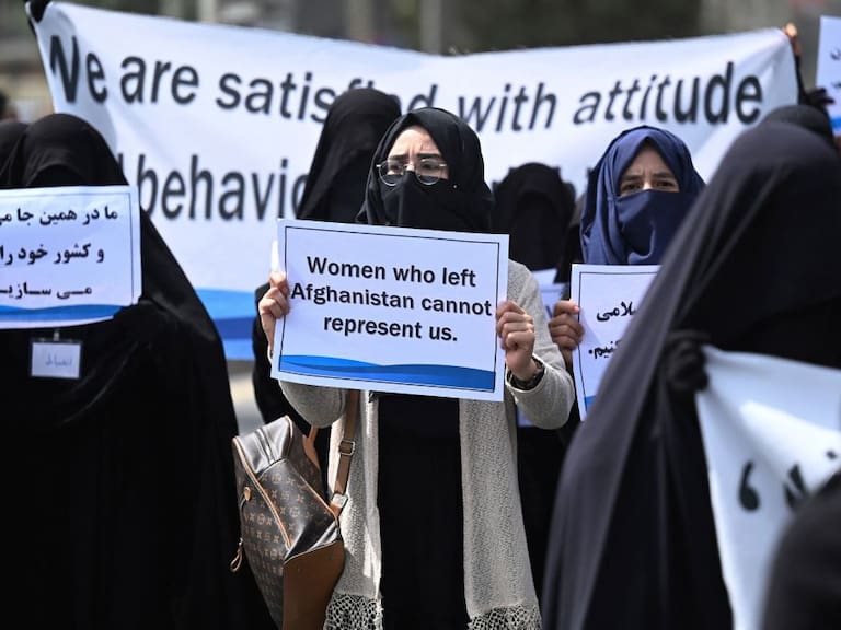Mujeres se manifiestan frente a una universidad en Kabul