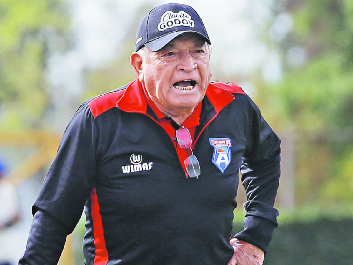 San Marcos de Arica rinde emotivo homenaje a Hernán “Clavito” Godoy en el estadio Carlos Dittborn