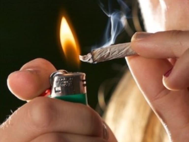 La ciencia explica por qué los ojos se ponen rojos al fumar marihuana