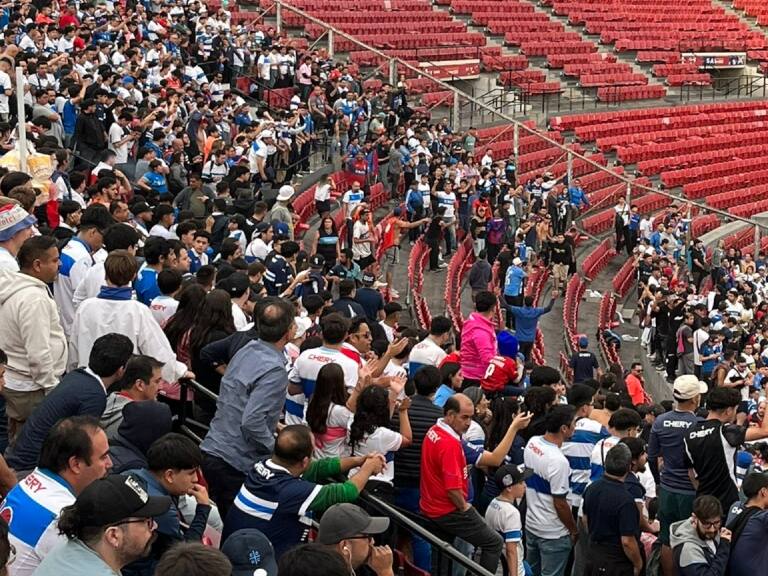 Hinchas de la UC terminan heridos tras riña entre barristas cruzados