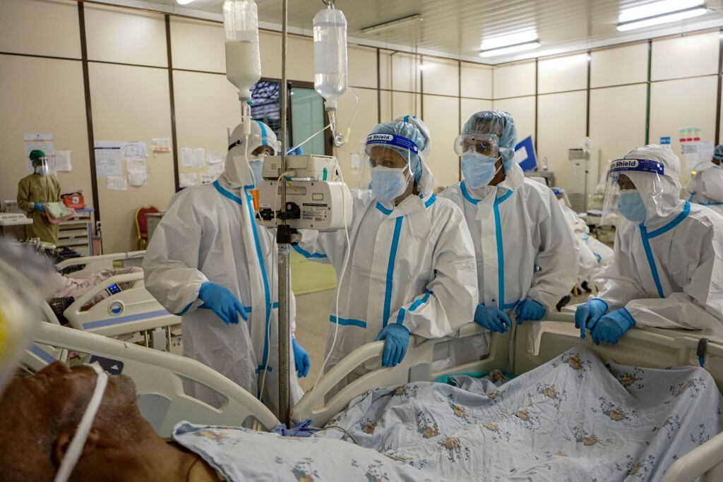 Trabajadores de la salud atienden a paciente Covid-19 en hospital de Etiopía