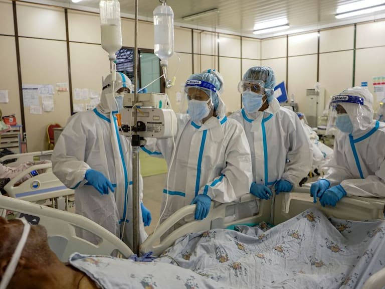 Trabajadores de la salud atienden a paciente Covid-19 en hospital de Etiopía