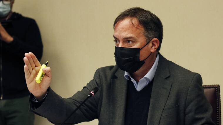 02 DE AGOSTO DE 2022/VALPARAISOEl senador Matias Walker, durante la Comisión de Constitución del Senado, que analiza el proyecto que modifica la Carta Fundamental con el objeto de permitir la protección de infraestructura crítica por parte de las Fuerzas Armadas, en caso de peligro grave o inminente.
FOTO: LEONARDO RUBILAR CHANDIA/AGENCIAUNO