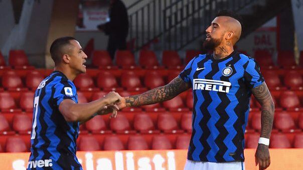 BENEVENTO, ITALY - SEPTEMBER 30:  Arturo Vidal, Romelu Lukaku and Alexis Sanchez of FC Internazionale celebrate during the Serie A match between Benevento Calcio and FC Internazionale at Stadio Ciro Vigorito on September 30, 2020 in Benevento, Italy.  (Photo by Claudio Villa - Inter/Inter via Getty Images)