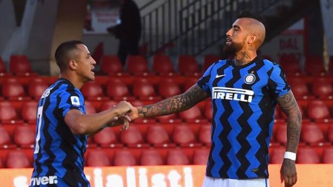 BENEVENTO, ITALY - SEPTEMBER 30: Arturo Vidal, Romelu Lukaku and Alexis Sanchez of FC Internazionale celebrate during the Serie A match between Benevento Calcio and FC Internazionale at Stadio Ciro Vigorito on September 30, 2020 in Benevento, Italy. (Photo by Claudio Villa - Inter/Inter via Getty Images)