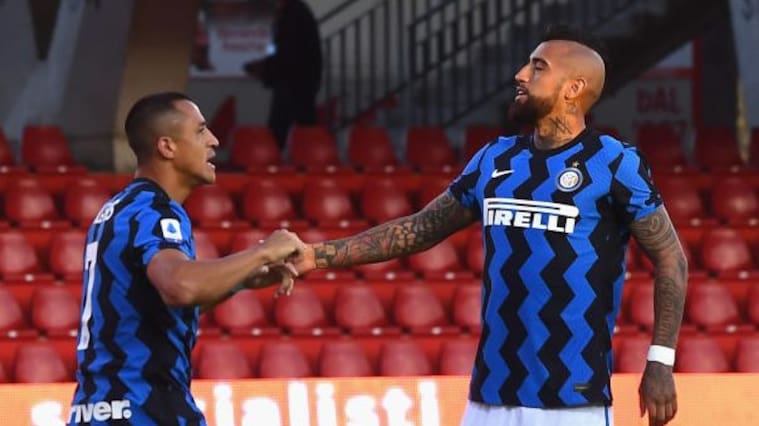 BENEVENTO, ITALY - SEPTEMBER 30: Arturo Vidal, Romelu Lukaku and Alexis Sanchez of FC Internazionale celebrate during the Serie A match between Benevento Calcio and FC Internazionale at Stadio Ciro Vigorito on September 30, 2020 in Benevento, Italy. (Photo by Claudio Villa - Inter/Inter via Getty Images)