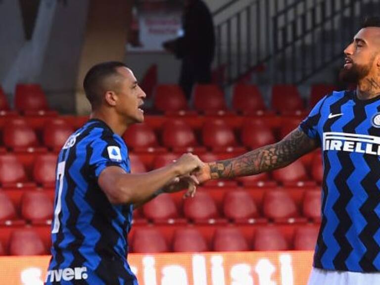 BENEVENTO, ITALY - SEPTEMBER 30: Arturo Vidal, Romelu Lukaku and Alexis Sanchez of FC Internazionale celebrate during the Serie A match between Benevento Calcio and FC Internazionale at Stadio Ciro Vigorito on September 30, 2020 in Benevento, Italy. (Photo by Claudio Villa - Inter/Inter via Getty Images)