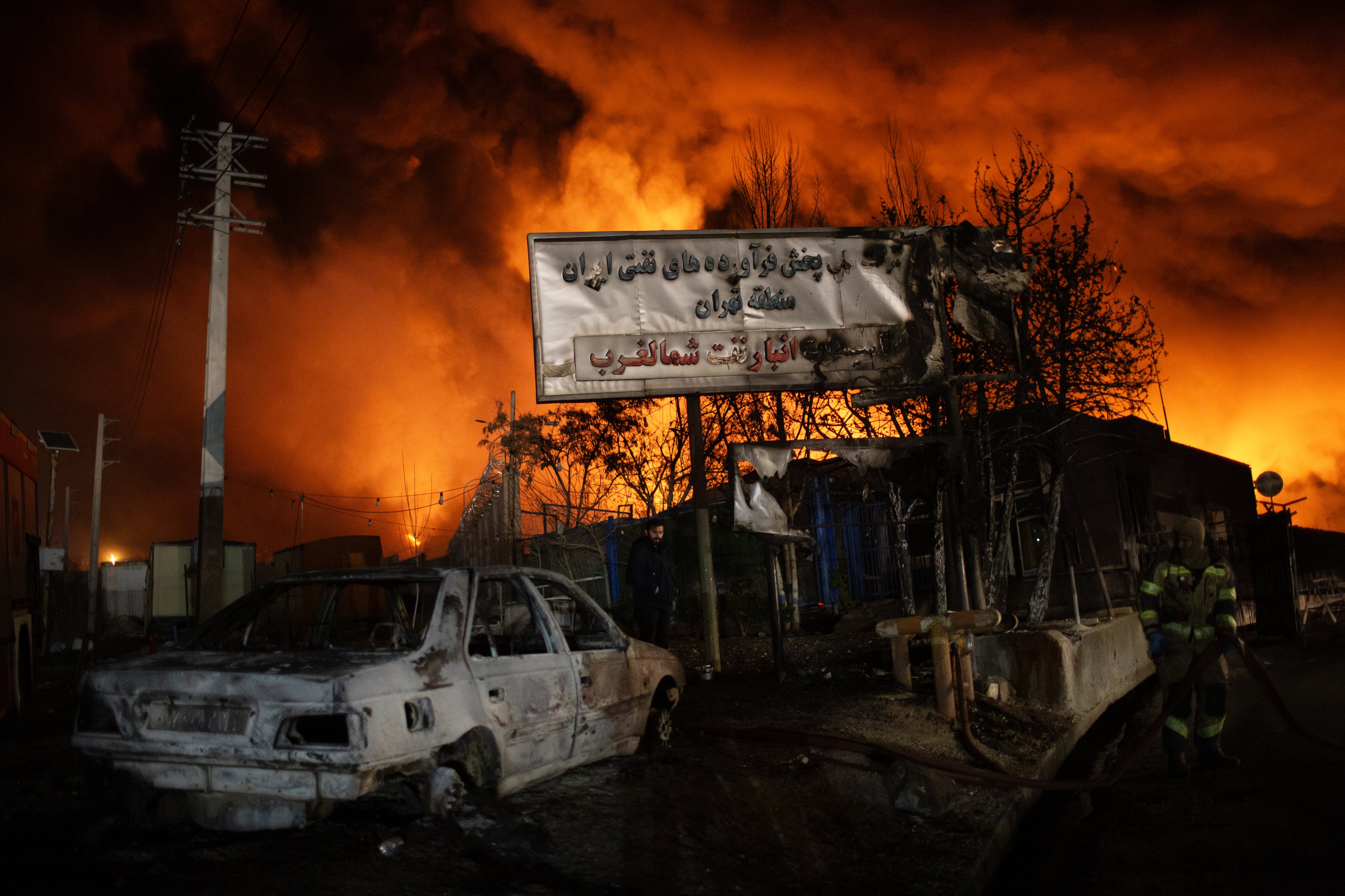 Se desata un incendio en el depósito petrolero de Shahran tras ataques de Estados Unidos e Israel, lo que dejó numerosos camiones cisterna y vehículos inutilizables en el área, en Teherán, Irán. (Foto de Hassan Ghaedi/Anadolu vía Getty Images).