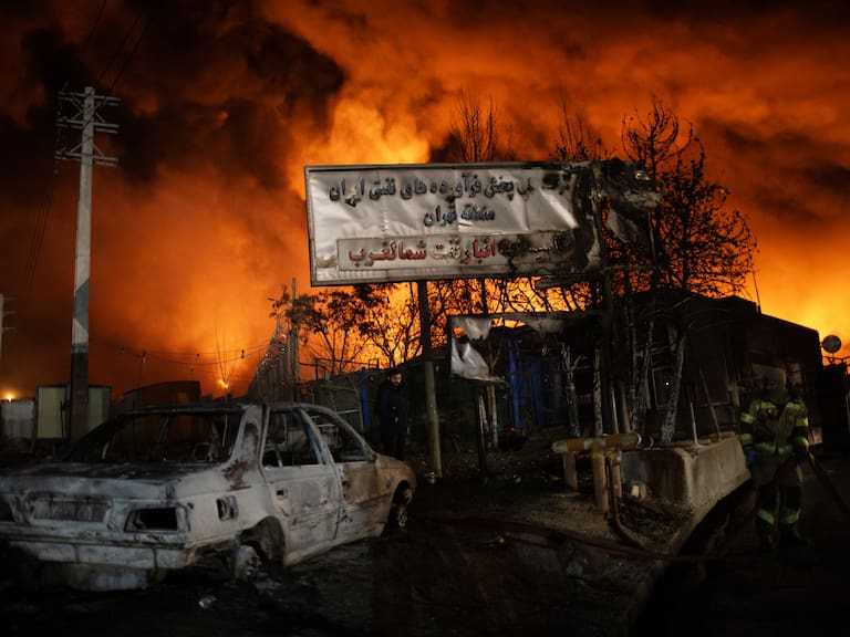 Se desata un incendio en el depósito petrolero de Shahran tras ataques de Estados Unidos e Israel, lo que dejó numerosos camiones cisterna y vehículos inutilizables en el área, en Teherán, Irán. (Foto de Hassan Ghaedi/Anadolu vía Getty Images).