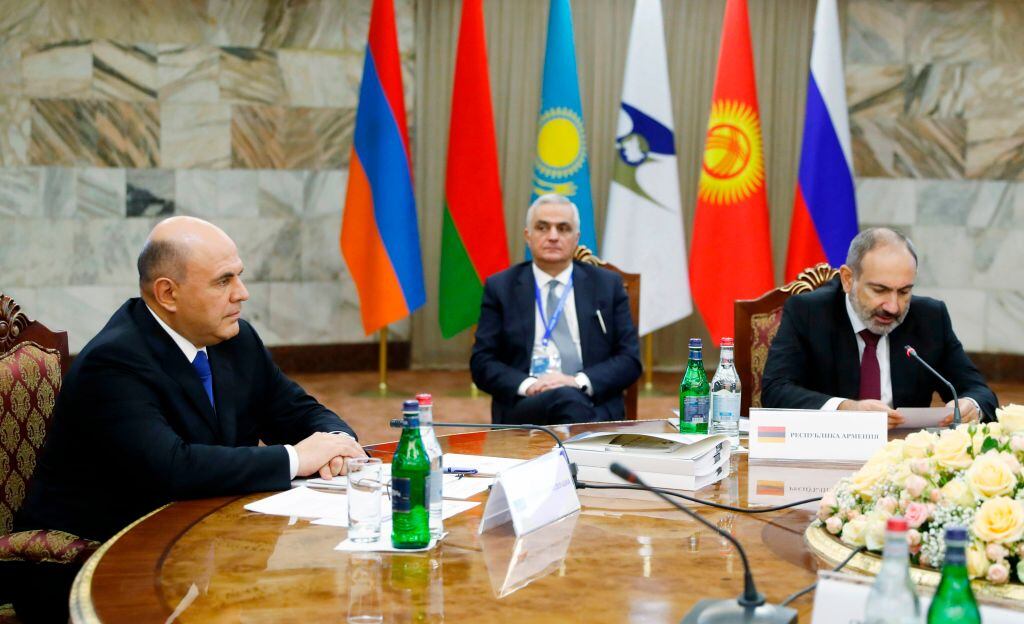 El primer ministro ruso Mikhail Mishustin y el primer ministro armenio Nikol Pashinyan
