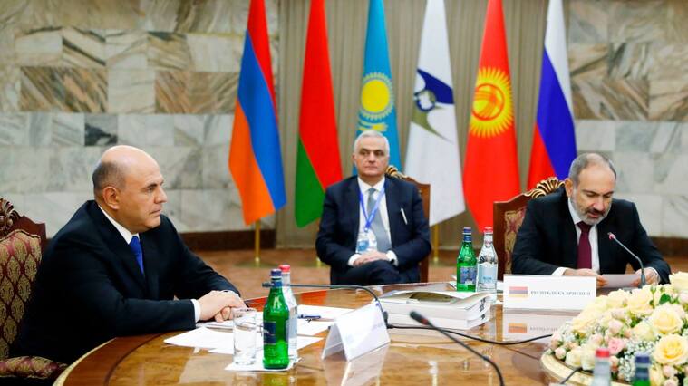 El primer ministro ruso Mikhail Mishustin y el primer ministro armenio Nikol Pashinyan