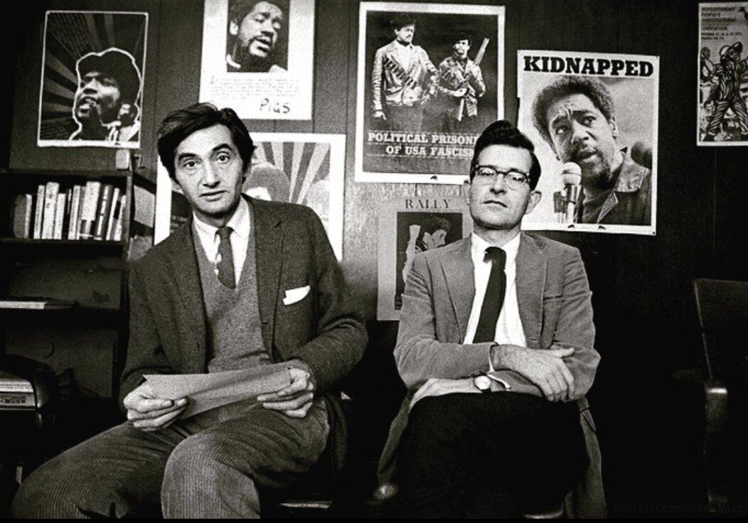 Los académicos estadunidenses Noam Chomsky y Howard Zinn ante la prensa en el Comité para la Defensa de las Panteras Negras, en octubre de 1970.
