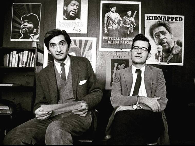 Los académicos estadunidenses Noam Chomsky y Howard Zinn ante la prensa en el Comité para la Defensa de las Panteras Negras, en octubre de 1970.