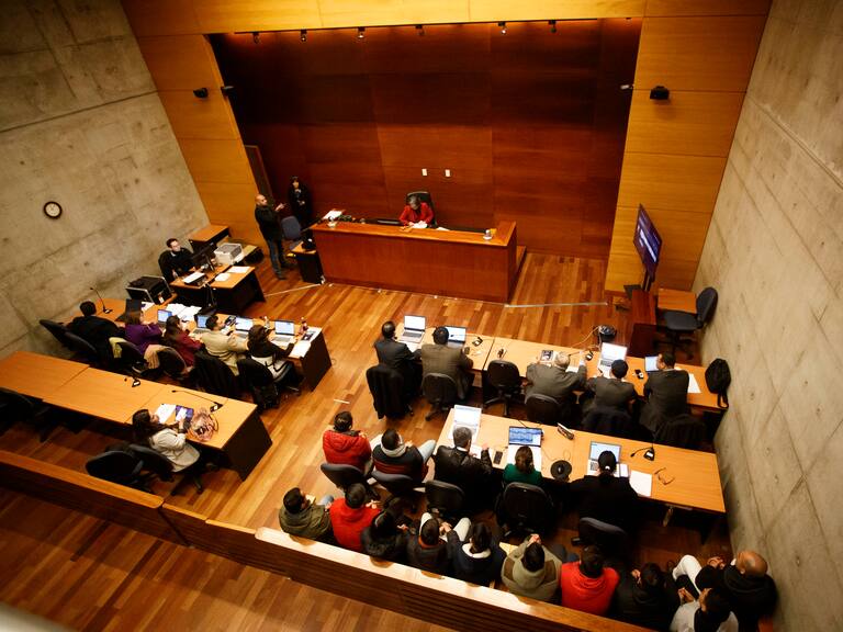 Formalización de los 12 excarabineros detenidos por cohecho, apremios ilegítimos y otros delitos en Santiago