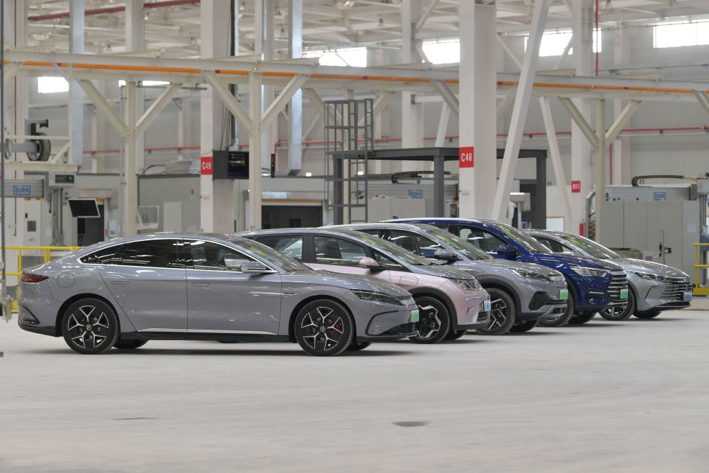 Una línea de automóviles eléctricos producidos en una fábrica en la ciudad de Hefei en China.