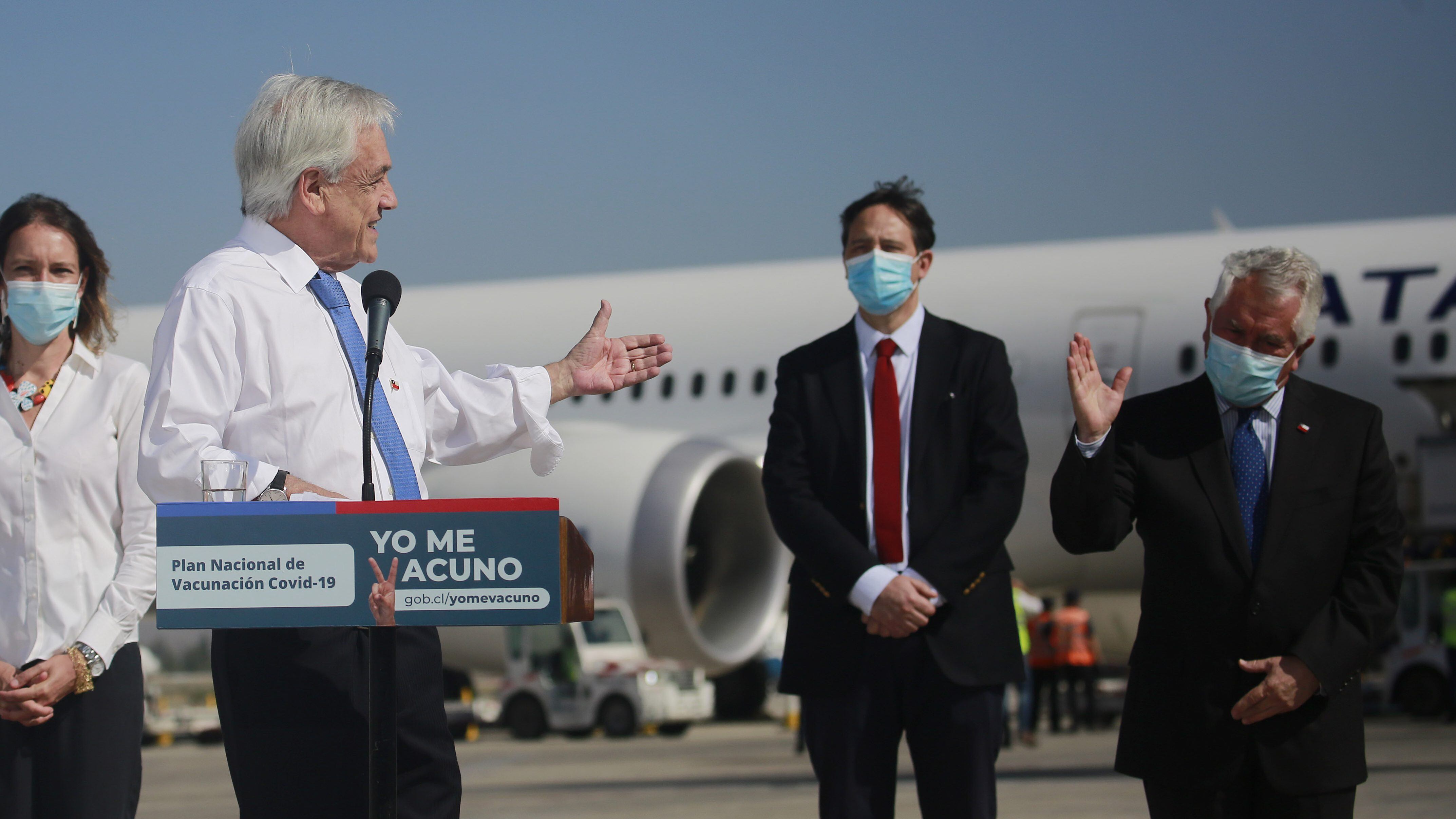 Presidente Piñera recibió cargamento de vacunas Sinovac