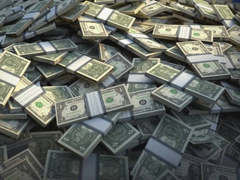 Valor del dólar cayó por debajo de los $700