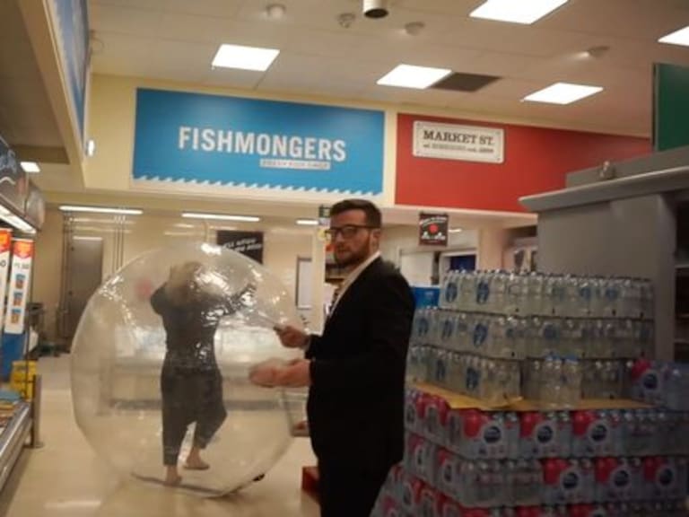 Mujer ingresó a supermercado dentro de una gran pelota inflable para no contagiarse de coronavirus