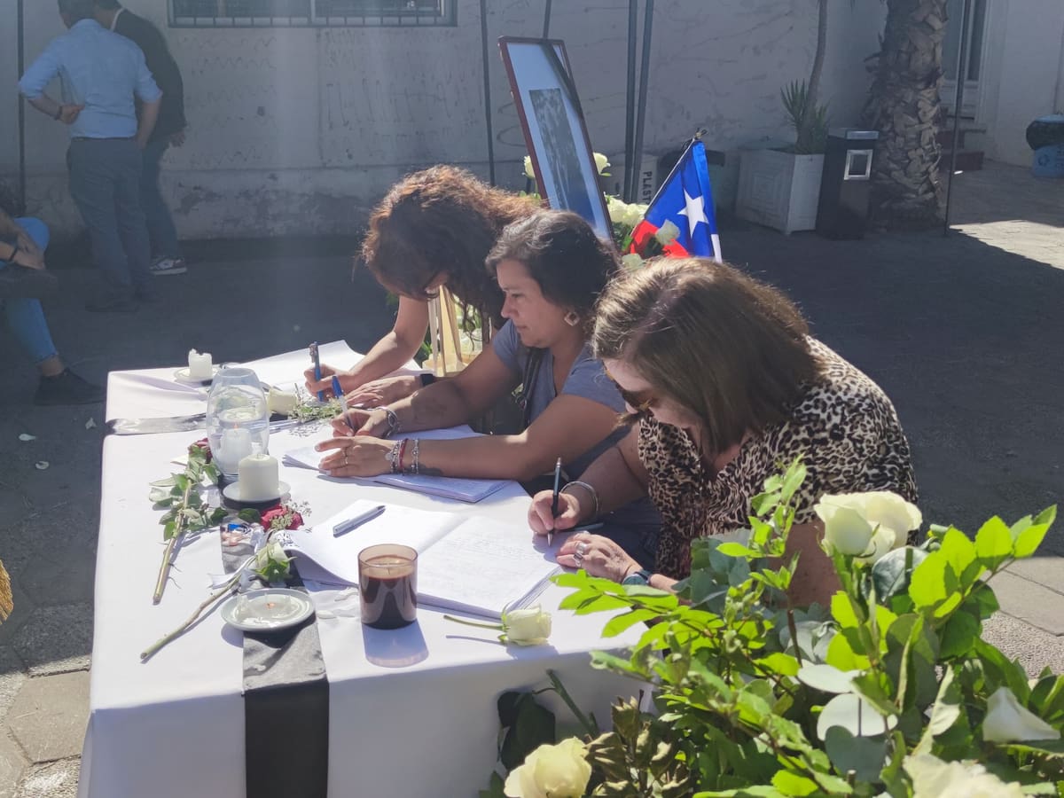 Muerte de Sebastián Piñera: personas se congregan en las sedes de RN de todo Chile para firmar libros de condolencias