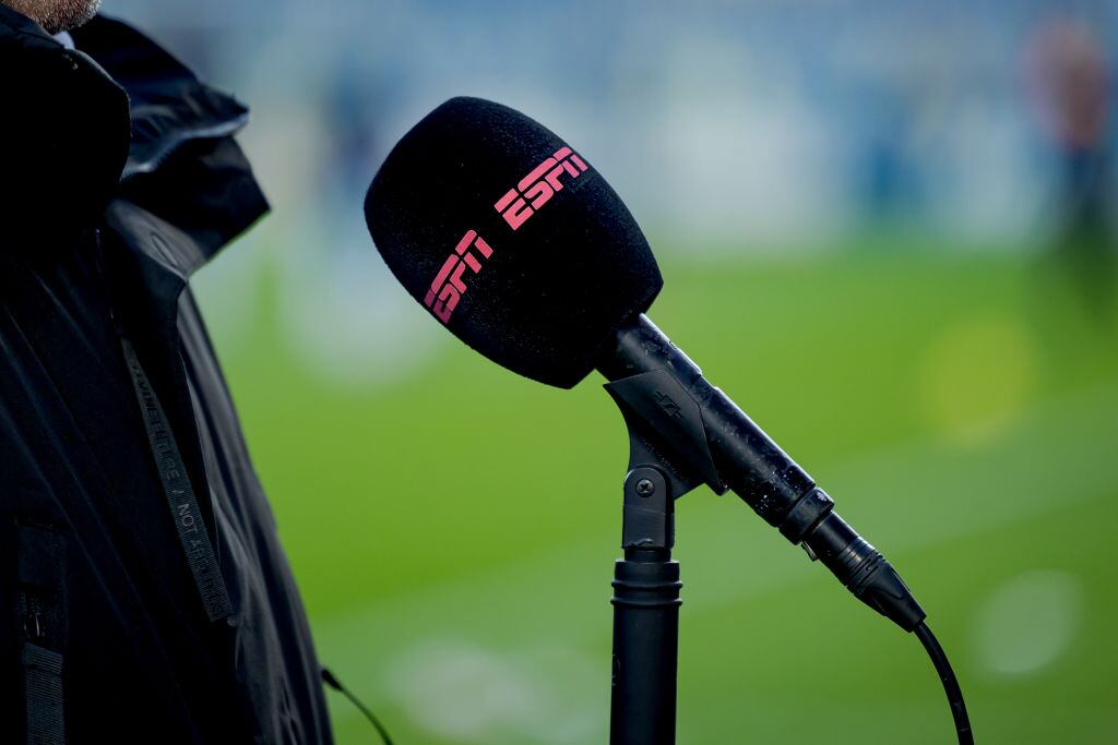 El micrófono del Canal ESPN en una cancha de fútbol antes de un partido